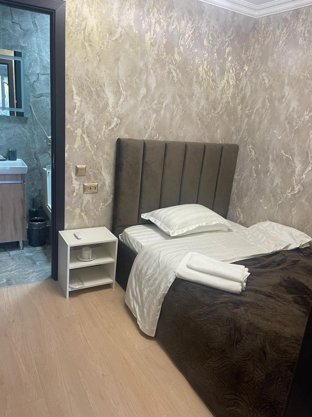 Hotel Lion Алма Ата Екстериор снимка