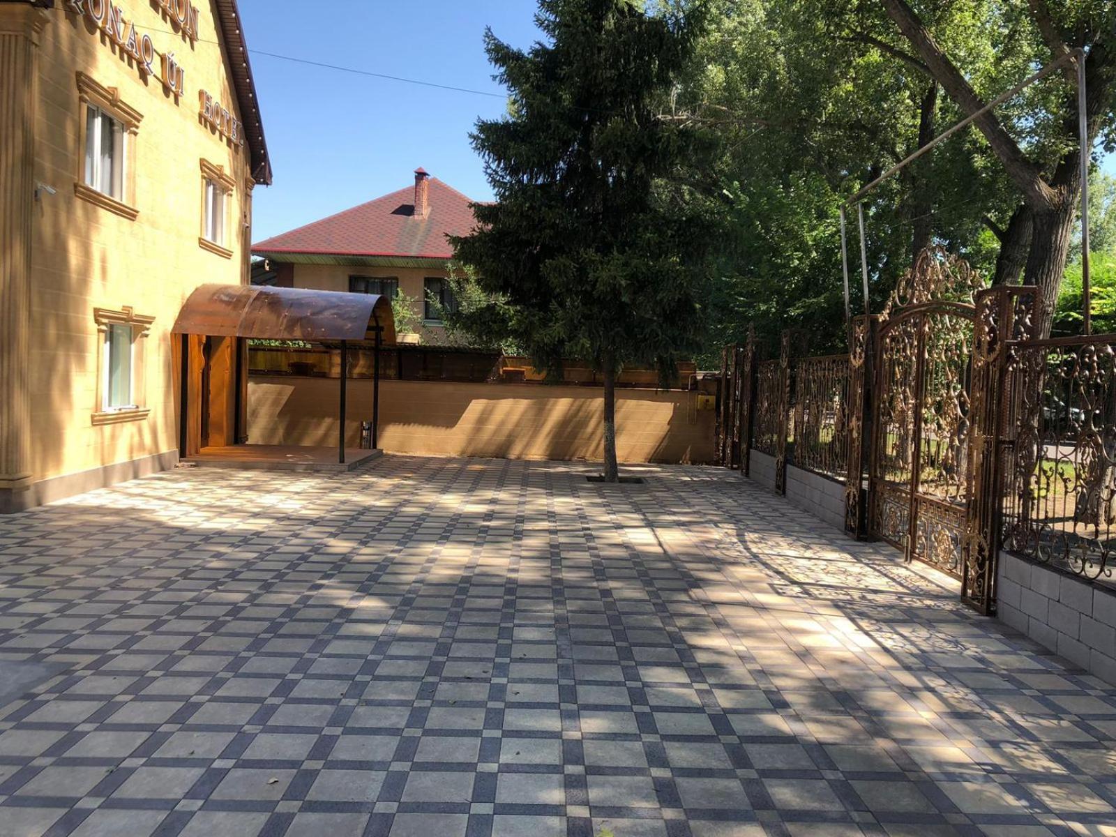 Hotel Lion Алма Ата Екстериор снимка