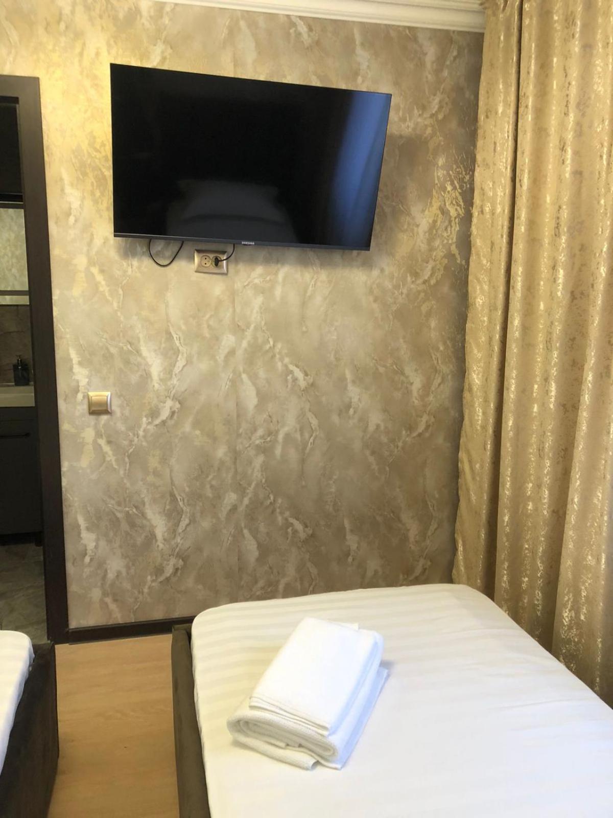Hotel Lion Алма Ата Екстериор снимка
