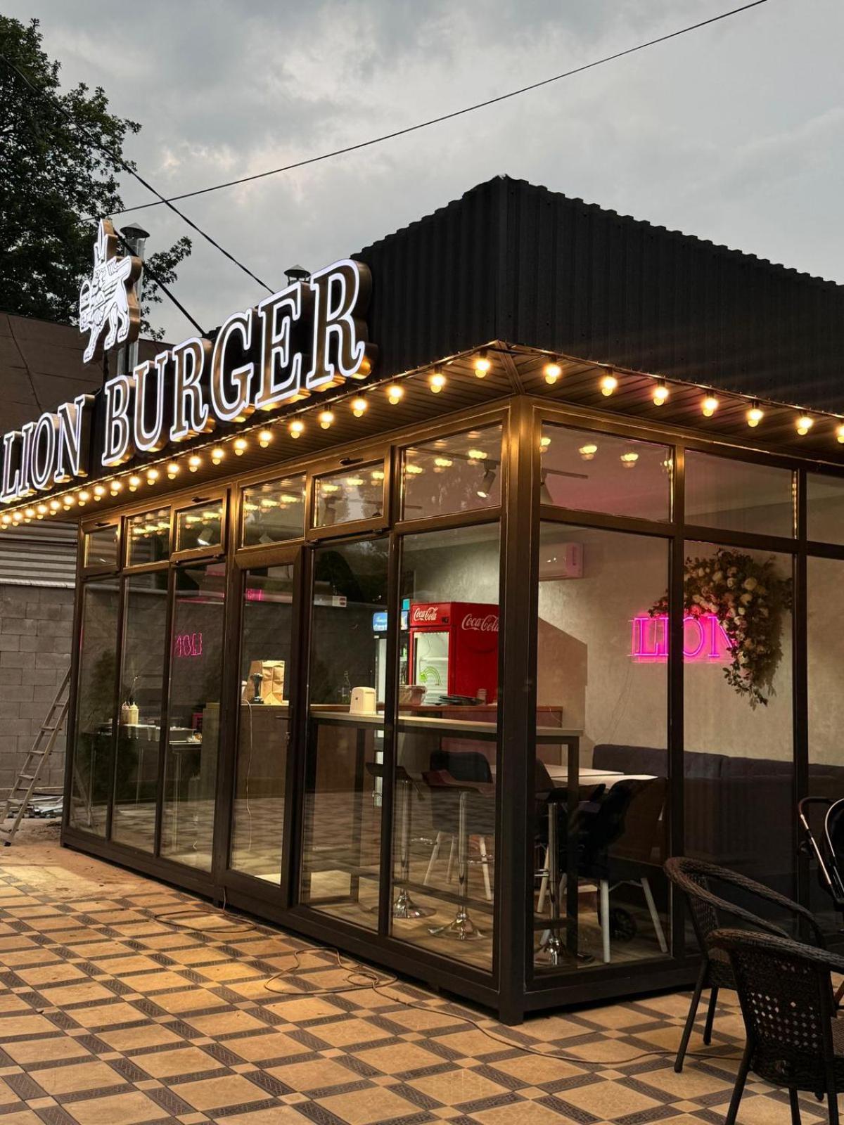Hotel Lion Алма Ата Екстериор снимка